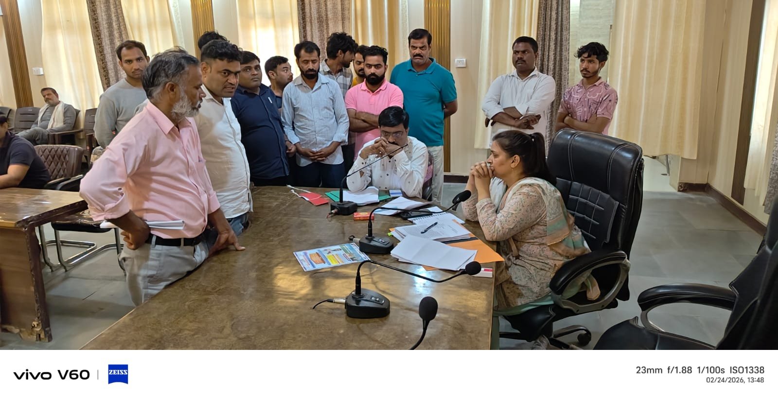 Farmers attending inquiry meeting in Fatehabad Tehsil hall over alleged embezzlement by Girraj Ji Maharaj Cold Storage owner