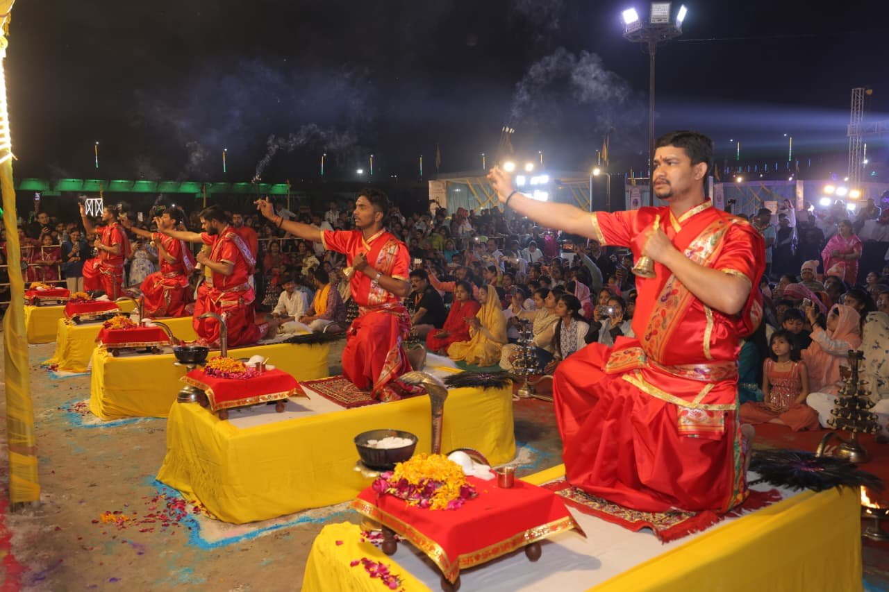 Crowd enjoying Bhajans and Vande Mataram at Brij Cultural Festival on Yamuna Ghat,