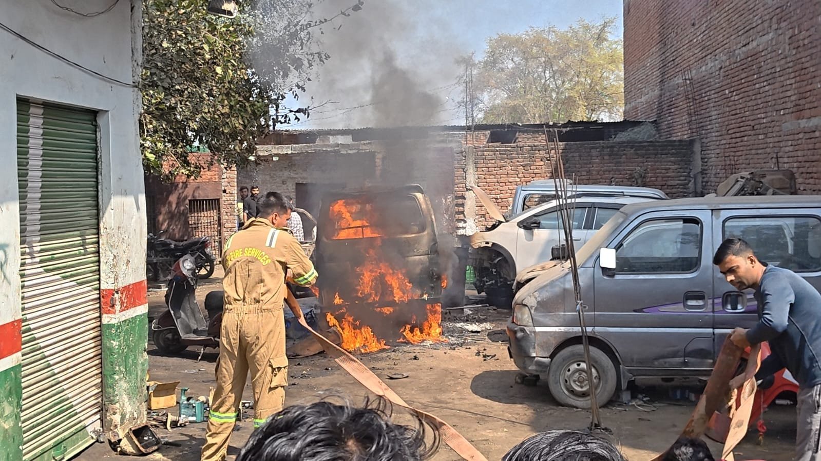 Eco car caught fire during welding at Avanti Chowk Fatehabad garage, car completely burnt, fire brigade controlling blaze