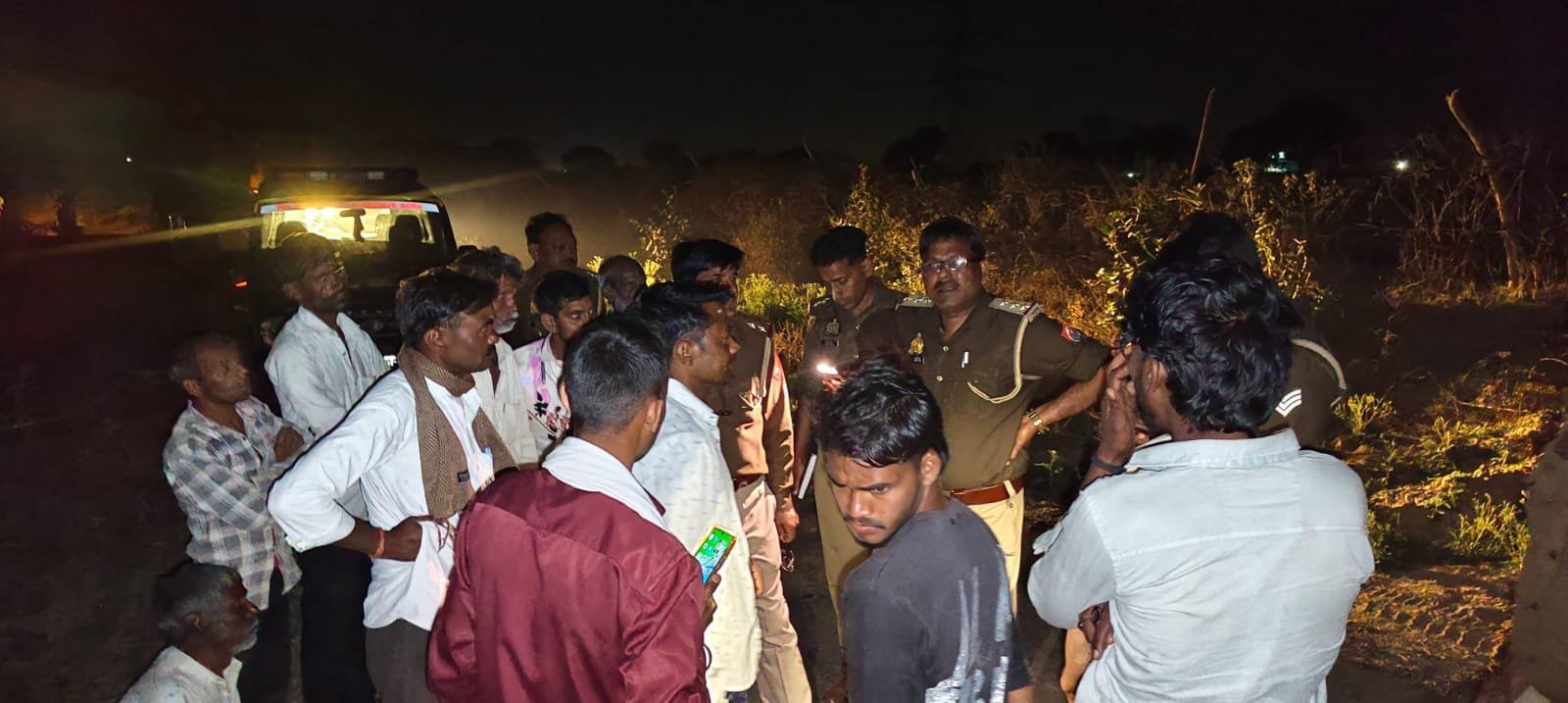 Three bike-riding criminals robbing uncle and nephew of eight lakh rupees in Fatehabad, using chili powder to blind them.