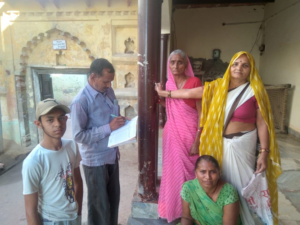 Health department team conducting door-to-door leprosy search campaign in Agra