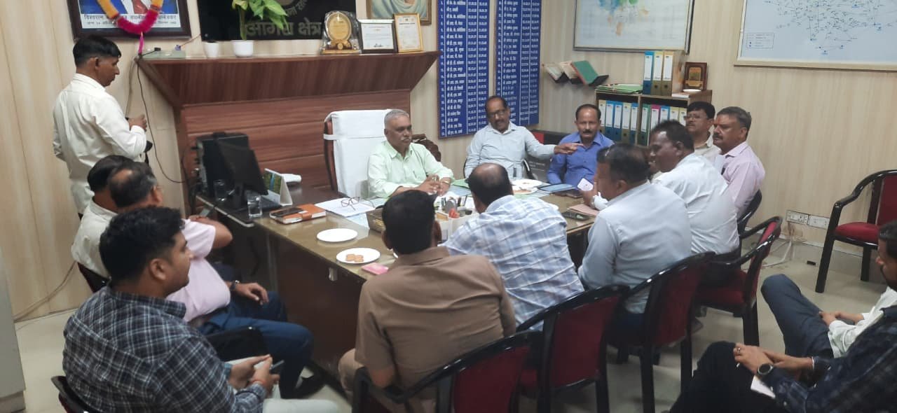 Officials of UPSRTC and RSRTC during joint meeting in Agra regarding bus arrangements for Kaila Devi Fair 2026