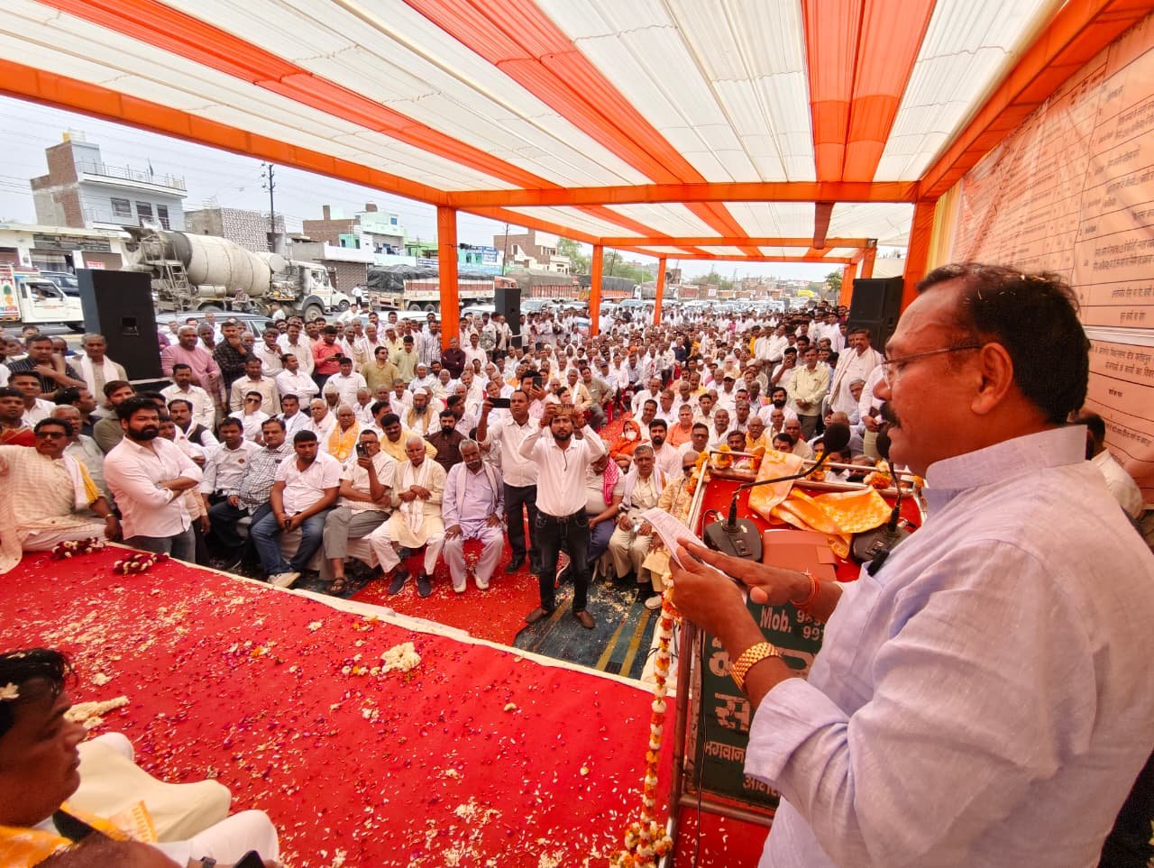 MP Rajkumar Chahar inaugurates Seva Teerth Nagrik Devo Bhav office in Kirawali, Fategpur Sikri, and lays foundation for 95.63 crore PWD roads and tourism development projects, with local officials, party workers, and citizens present.