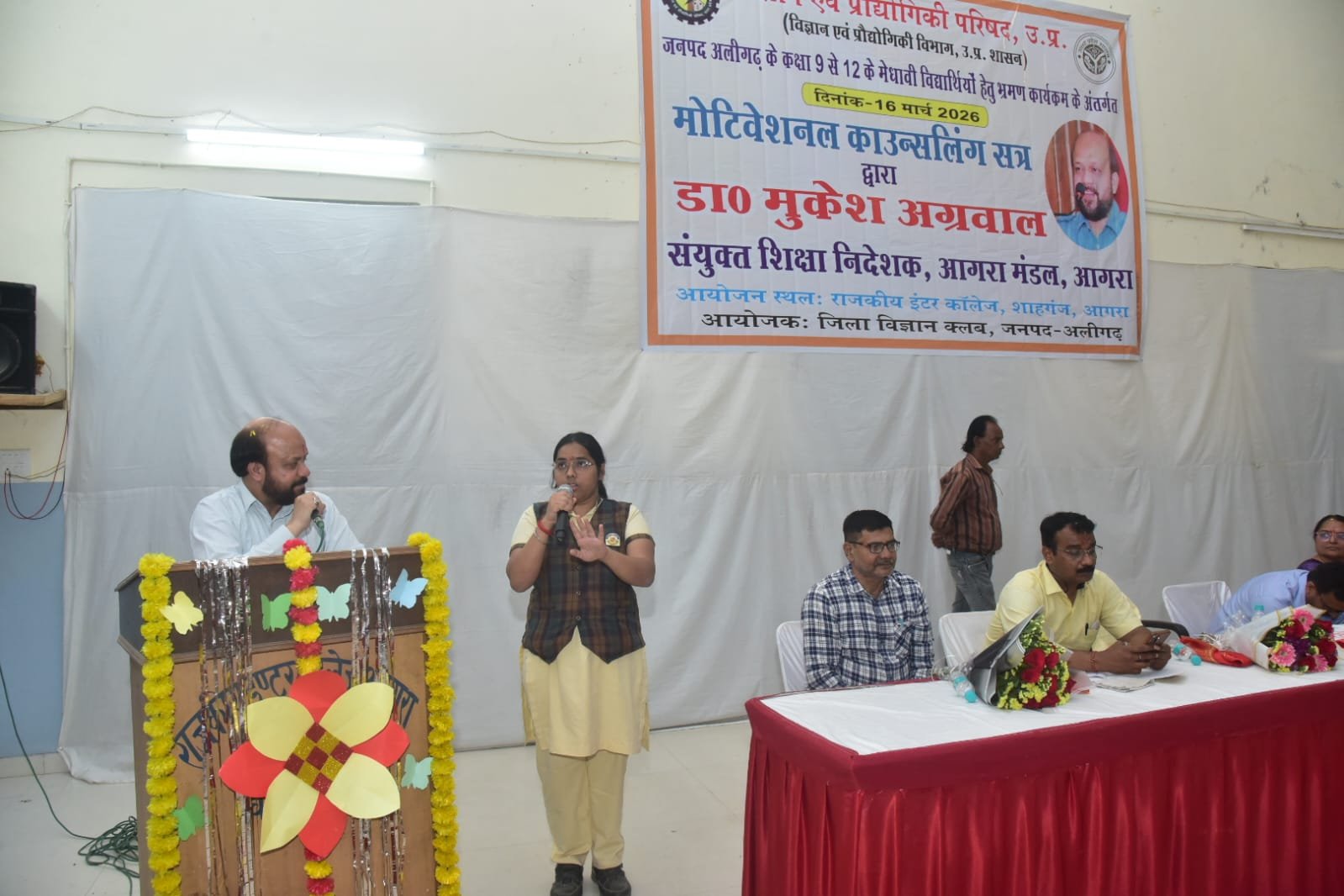 PM Shri Rajkiya Inter College Shahganj students observing laboratories and learning practical skills during educational visit to Jaipur National Institute of Ayurveda