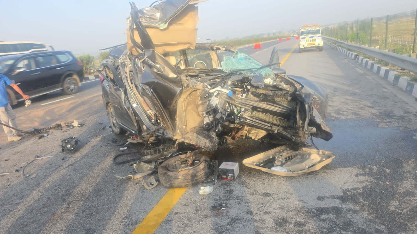 Car crashed into truck on Agra-Lucknow Expressway, civil engineer and driver injured