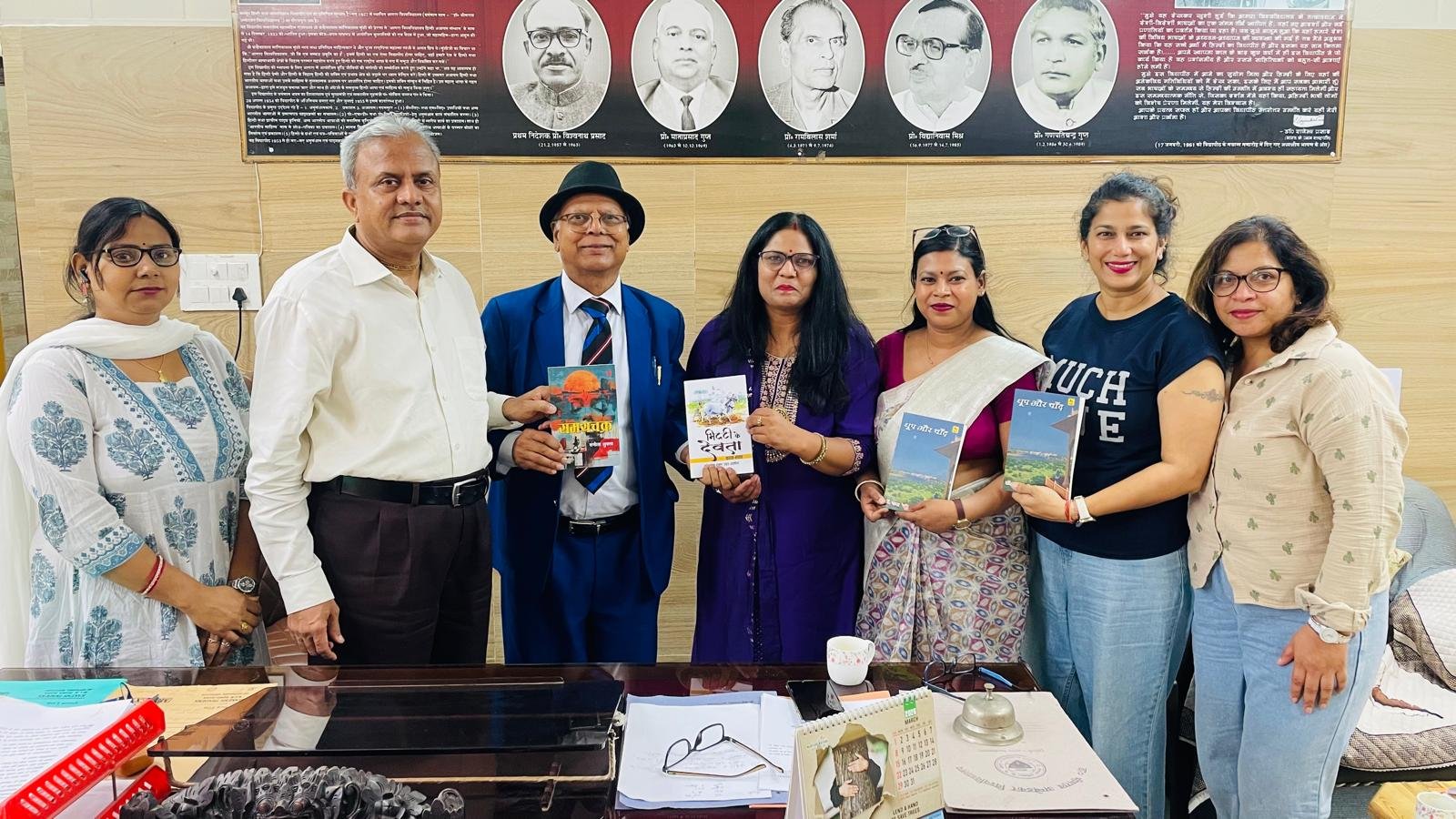 Students attending the international Hindi lecture at Dr. Bhimrao Ambedkar University, Agra with speakers from Norway and Mauritius