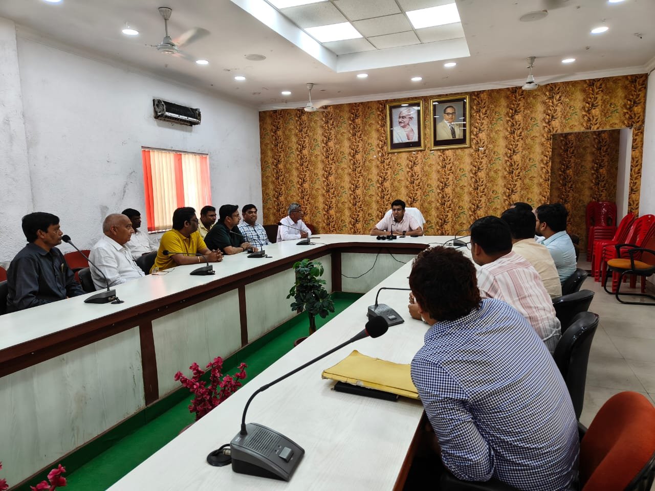 District Magistrate Agra Arvind Mallappa Bangari meeting with sweet and petha traders and business representatives regarding commercial gas cylinder supply issues in Agra