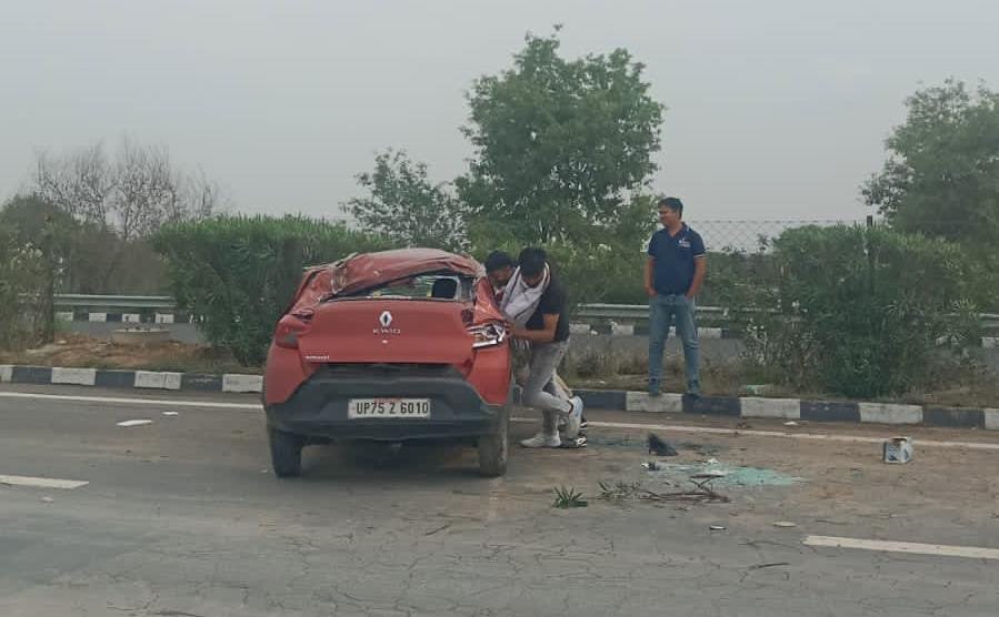 A car overturned after hitting the divider on Agra Lucknow Expressway, with police and YUPIDA team rescuing injured passengers at the accident site