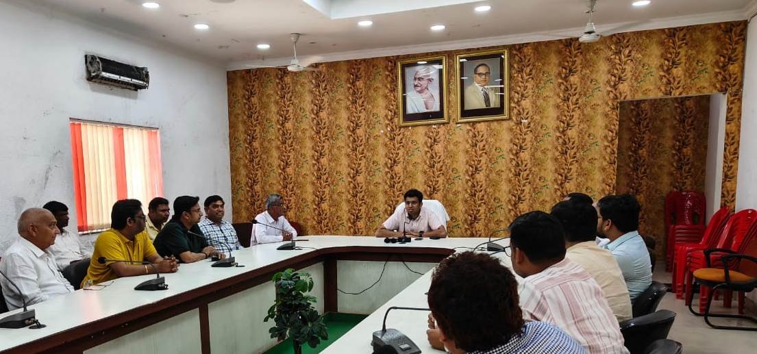 District Magistrate Arvind Mallappa Bangari holding a meeting with LPG gas agency operators in Agra