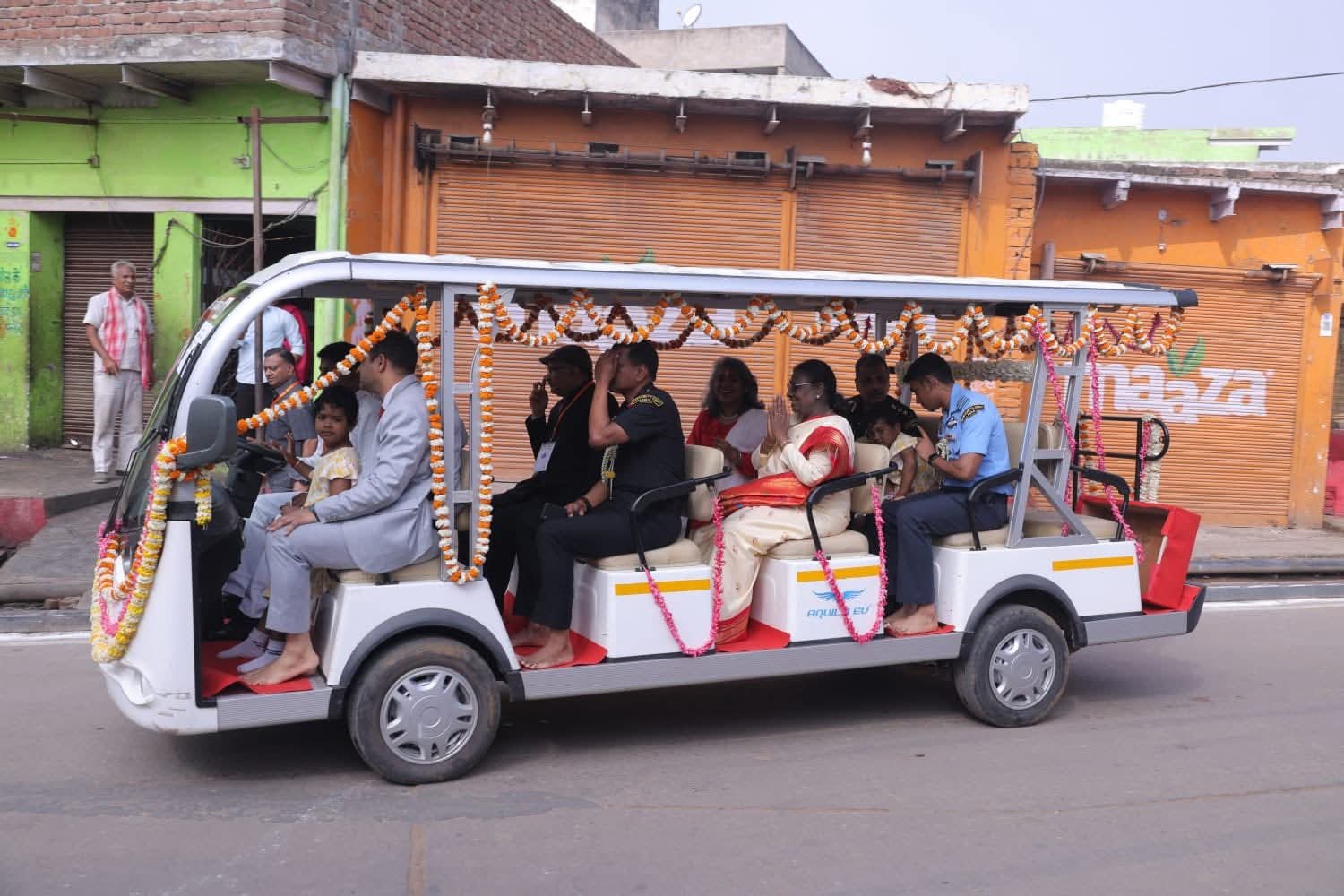 President Droupadi Murmu performing abhishek and prayers at Dan Ghati Temple in Govardhan Mathura during her religious visit