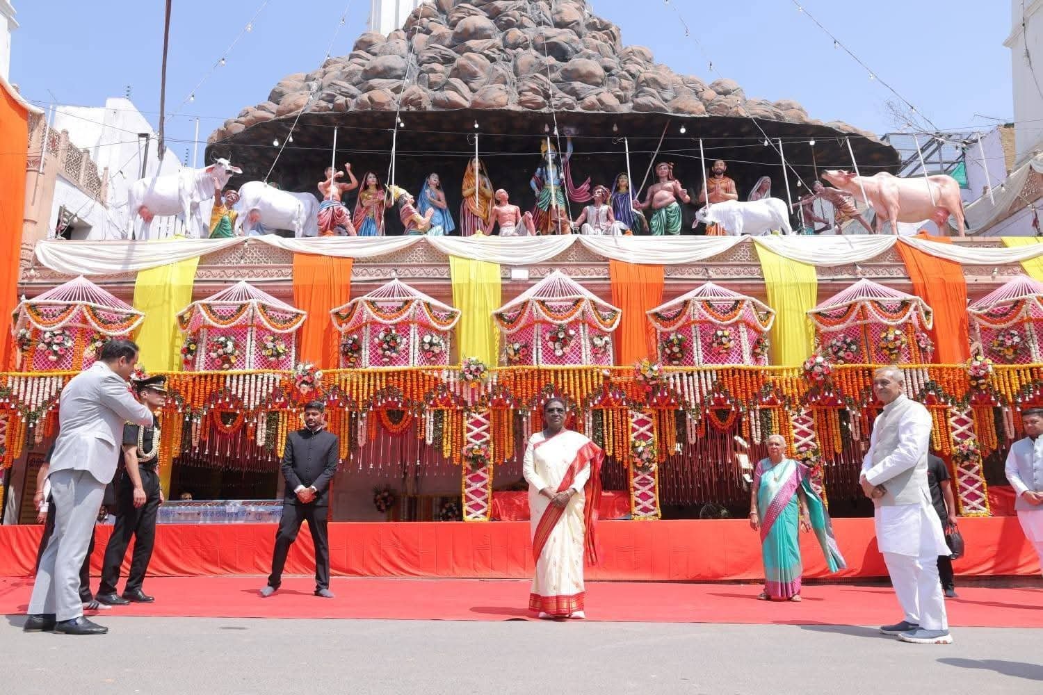 President Droupadi Murmu performing darshan and puja at Dan Ghati Temple in Govardhan during her Mathura visit and completing the Govardhan Parikrama with state officials present.
