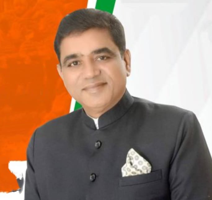 Uttar Pradesh Vidhan Mandal Public Undertakings and Corporations Joint Committee meeting in Agra chaired by Major Sunil Dutt Dwivedi with officials during review and inspection preparations.