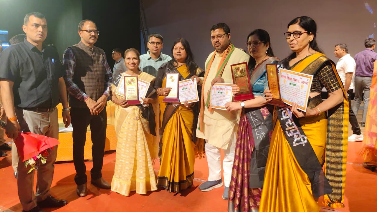 Officials distributing certificates to 451 Nipun declared schools in Agra at Sur Sadan event