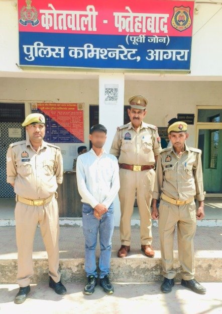 Police arrested a man with a stolen thresher machine and tractor in Fatehabad Agra while another आरोपी escaped