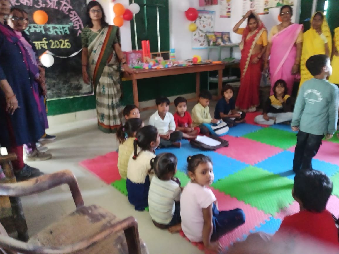 Children welcomed with tilak during Navarambh Utsav Balvatika programme in Agra schools