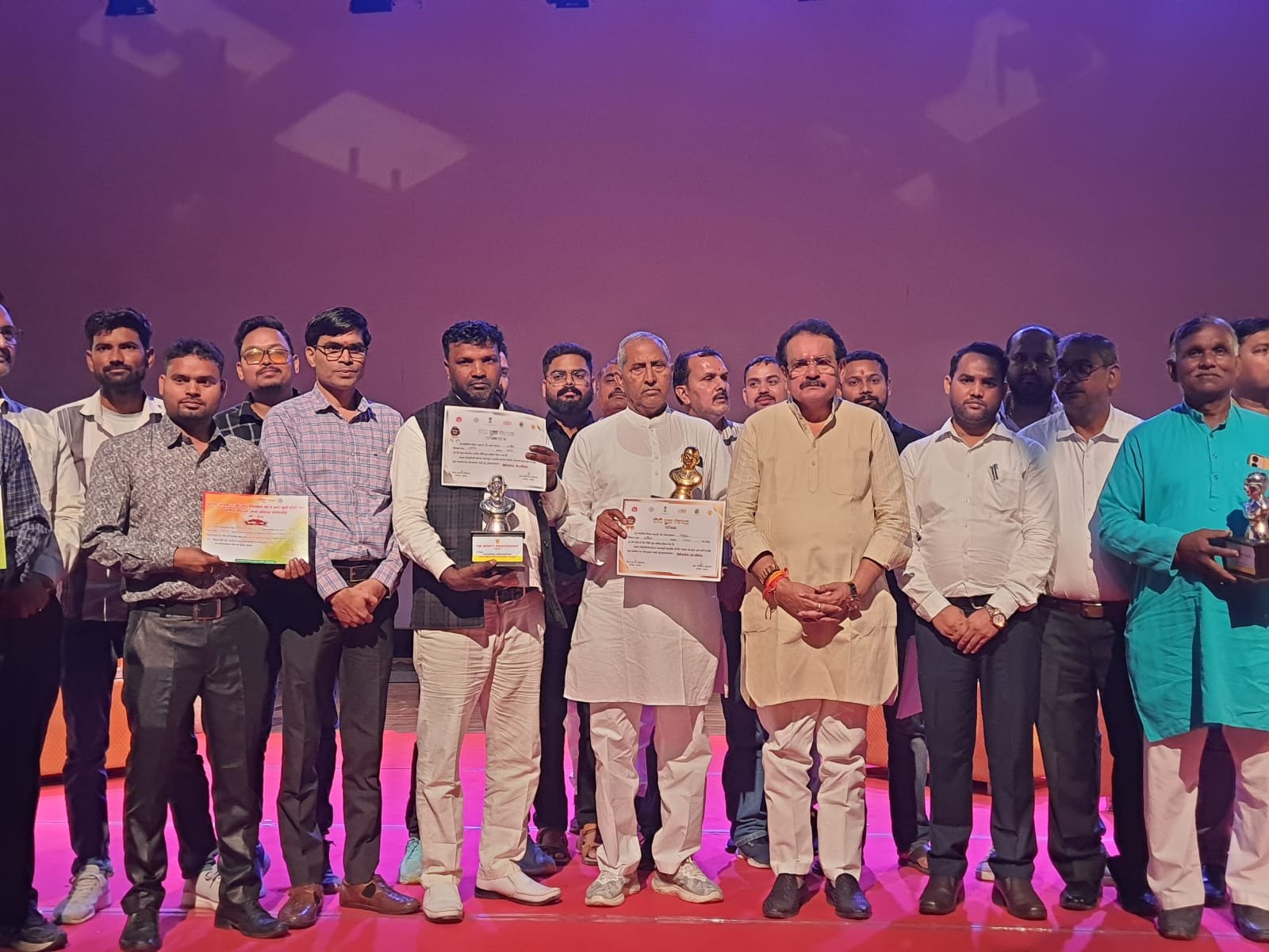 Central Minister Prof. S.P. Singh Baghel addressing Panchayati Raj Pradhan/Public Dialogue program at SurSadan Auditorium Agra on the occasion of Uttar Pradesh Government completing 9 years of governance, honoring TB-free gram panchayat leaders and outstanding Panchayati Raj secretaries, assistants, and sanitation workers.
