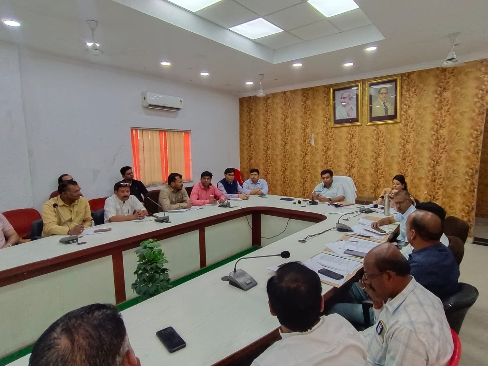 DM Arvind Mallappa Bangari chairing District Fee Regulatory Committee meeting at Agra Collectorate with CDO Pratibha Singh