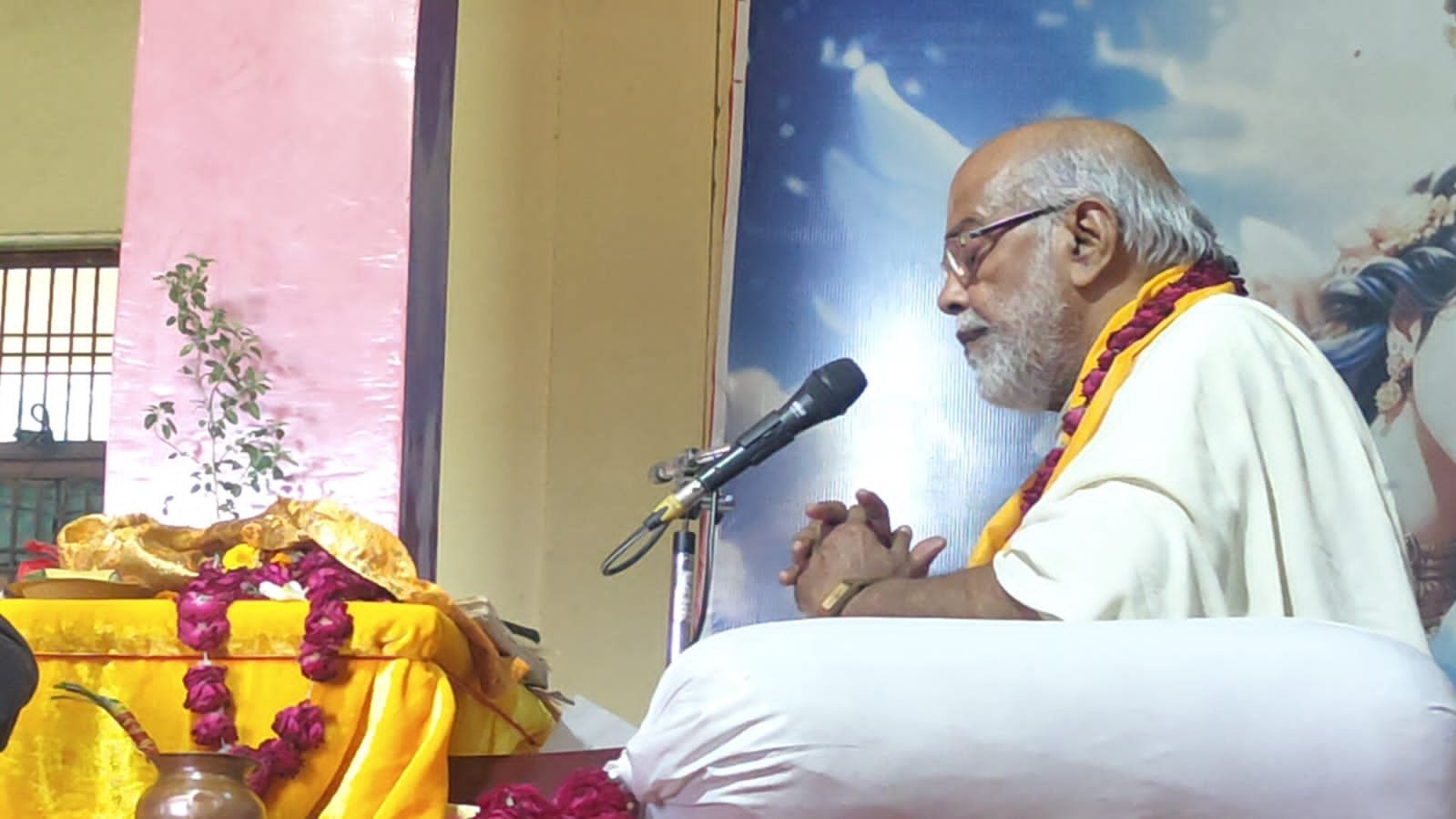 Devotees immersed in ShriMadBhagwat Katha at Lakshmi Narayan Udaseen Ashram, Baba Ki Tibaria, Fatehabad listening to Krishna Dikshit explaining Kardam-Devhuti marriage, Kapil Upakhyan, Sati character and Dhruv character