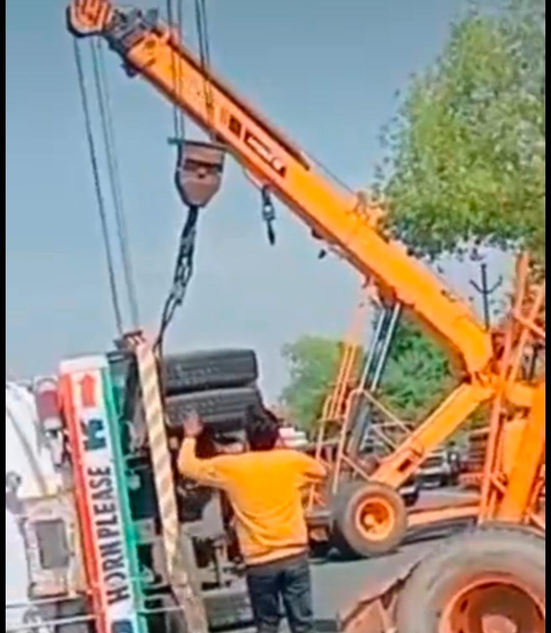 Mustard oil tanker overturned near Ghaghpura village on Fatehabad-Shamshabad road, villagers collecting spilled oil