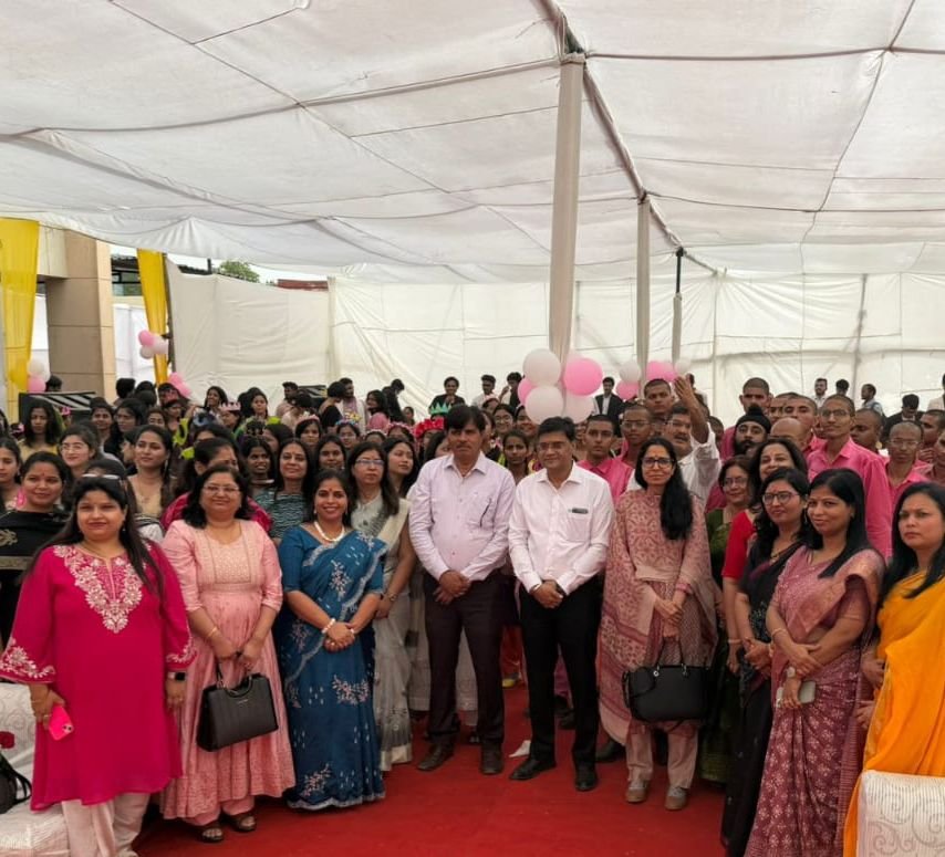 Students performing during Arunoday freshers party at SN Medical College Agra 2026