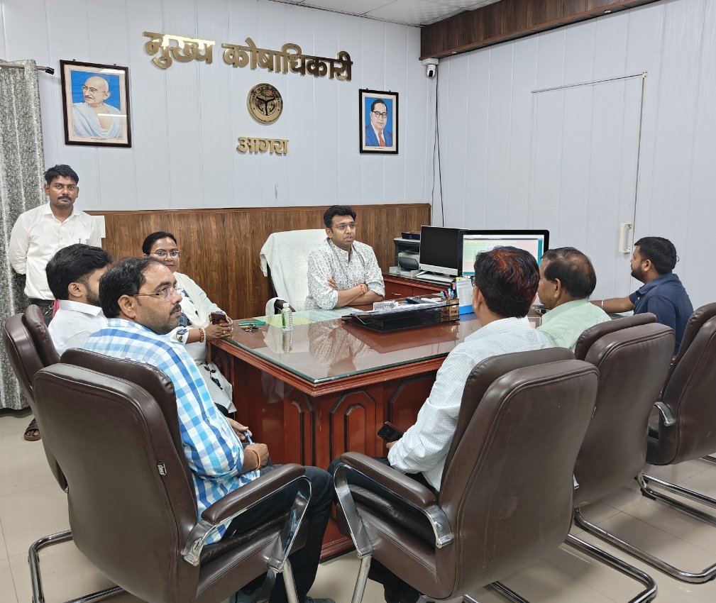 Agra DM Arvind Mallappa Bangari reviewing treasury operations on last day of financial year 2026