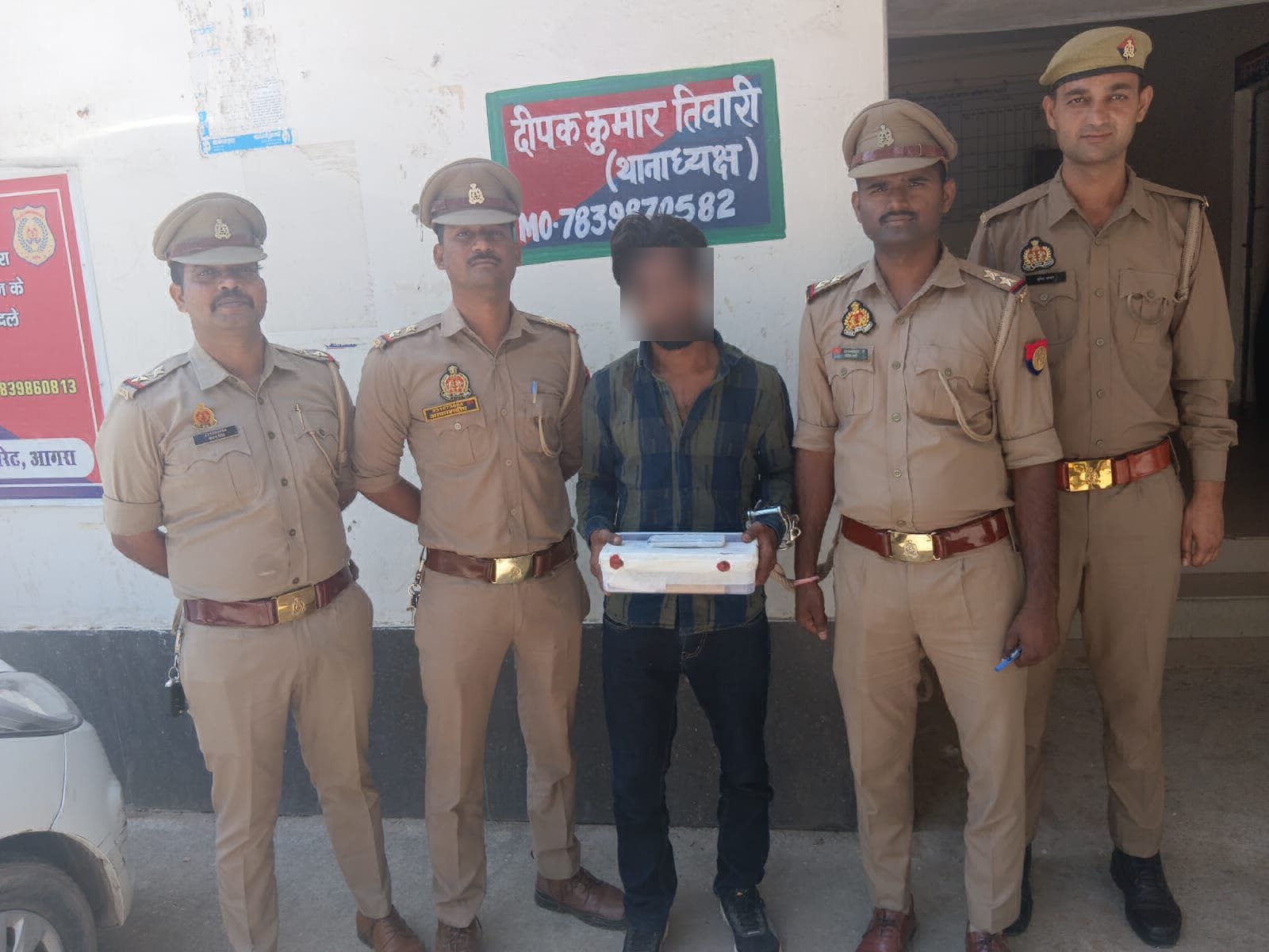 “Police and SOG team arrest young man with 2.062 kilograms of charas in Fatehabad, India, during night operation on Garhi Mahavan Tiraha, illegal drugs confiscated”