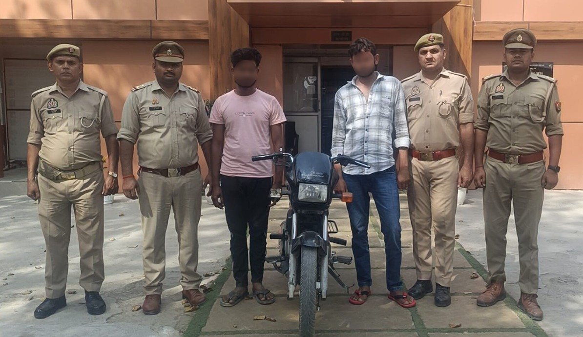Duki Police and surveillance team arresting two bike thieves in Fatehabad, recovering a stolen motorcycle during operation