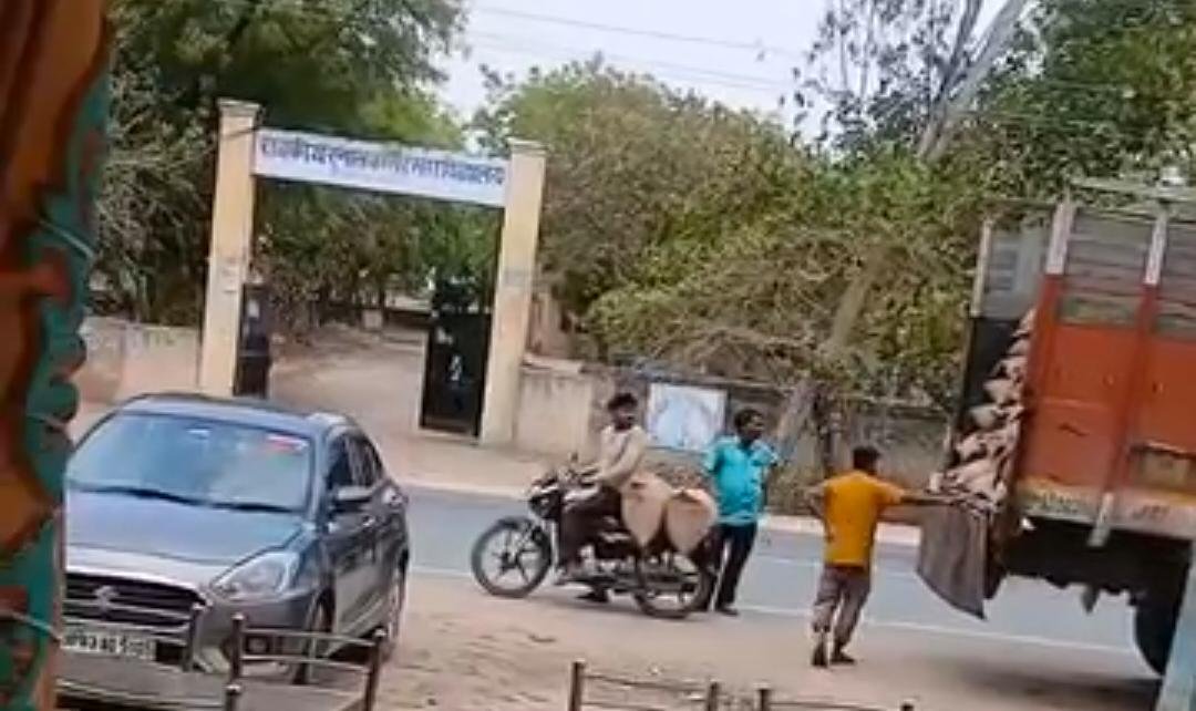 Man carrying ration bags on a bike after collecting from truck on Agra-Fatehabad road, video viral on social media