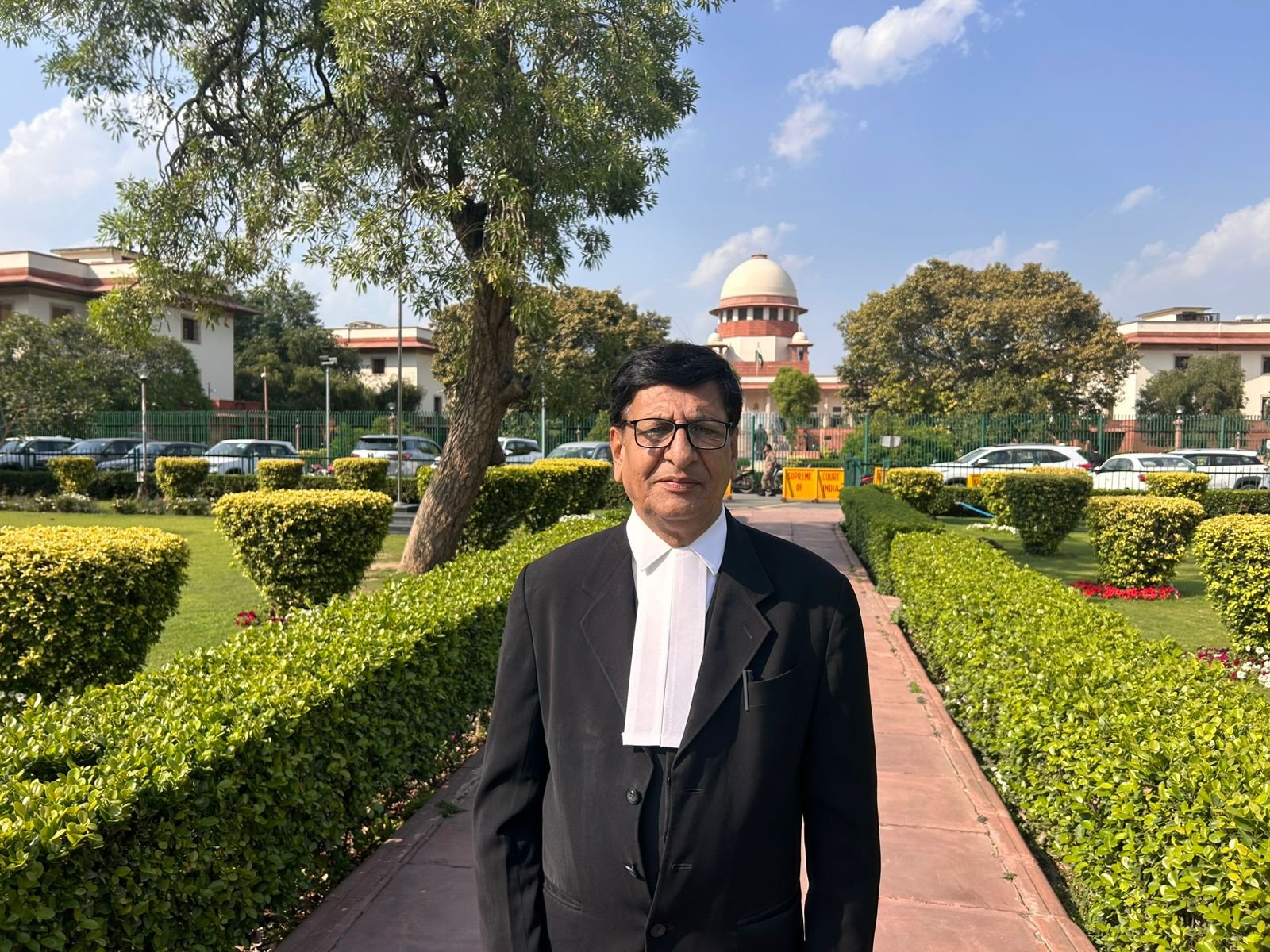 Supreme Court hearing on cashless treatment for road accident victims in India, lawyers discussing insurance limits, courtroom scene