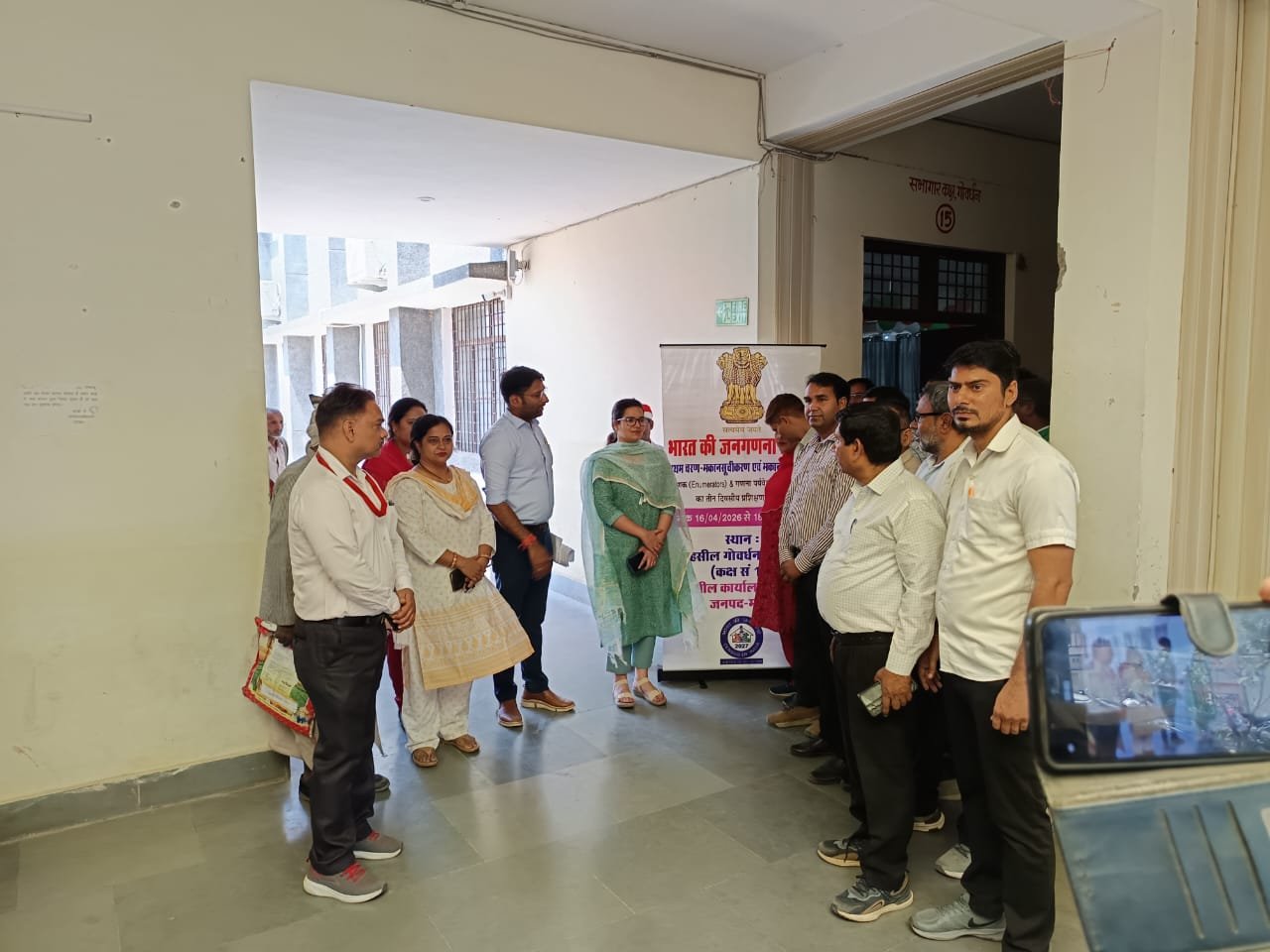 SDM Prajakta Tripathi addressing census staff during a meeting at Govardhan Tehsil in Agra