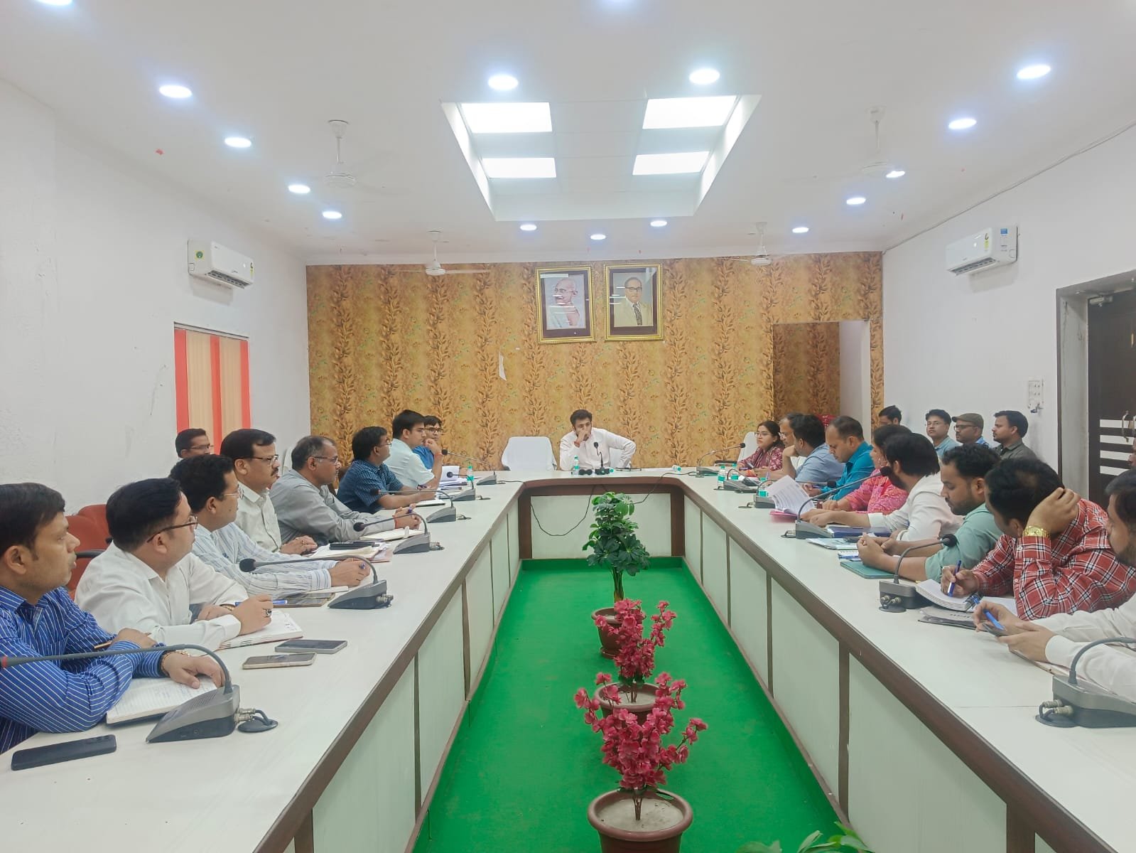 District Magistrate Arvind Mallappa Bangari reviewing preparations for Census 2027 during a meeting at Collectorate Auditorium Agra