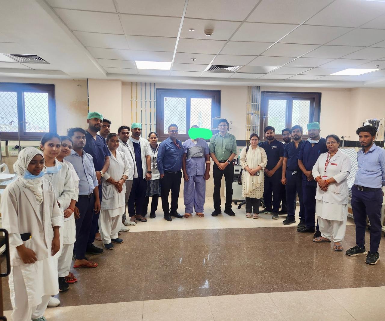 Doctors team at SN Medical College Agra performing successful beating heart bypass surgery with fast patient recovery