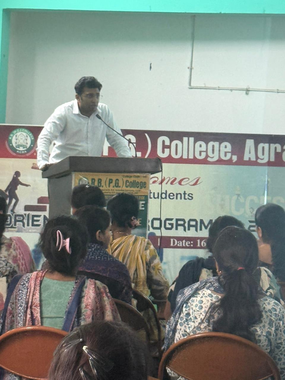 District Magistrate Arvind Mallappa Bangari inspecting census enumerator and supervisor training session at RB PG College Kalindi Vihar Agra, directing officials for digital and time-bound census work