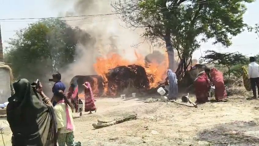 Massive fire in Nagariya village destroys two straw stacks and one heap of farmer Mauhar Singh in Fatehabad
