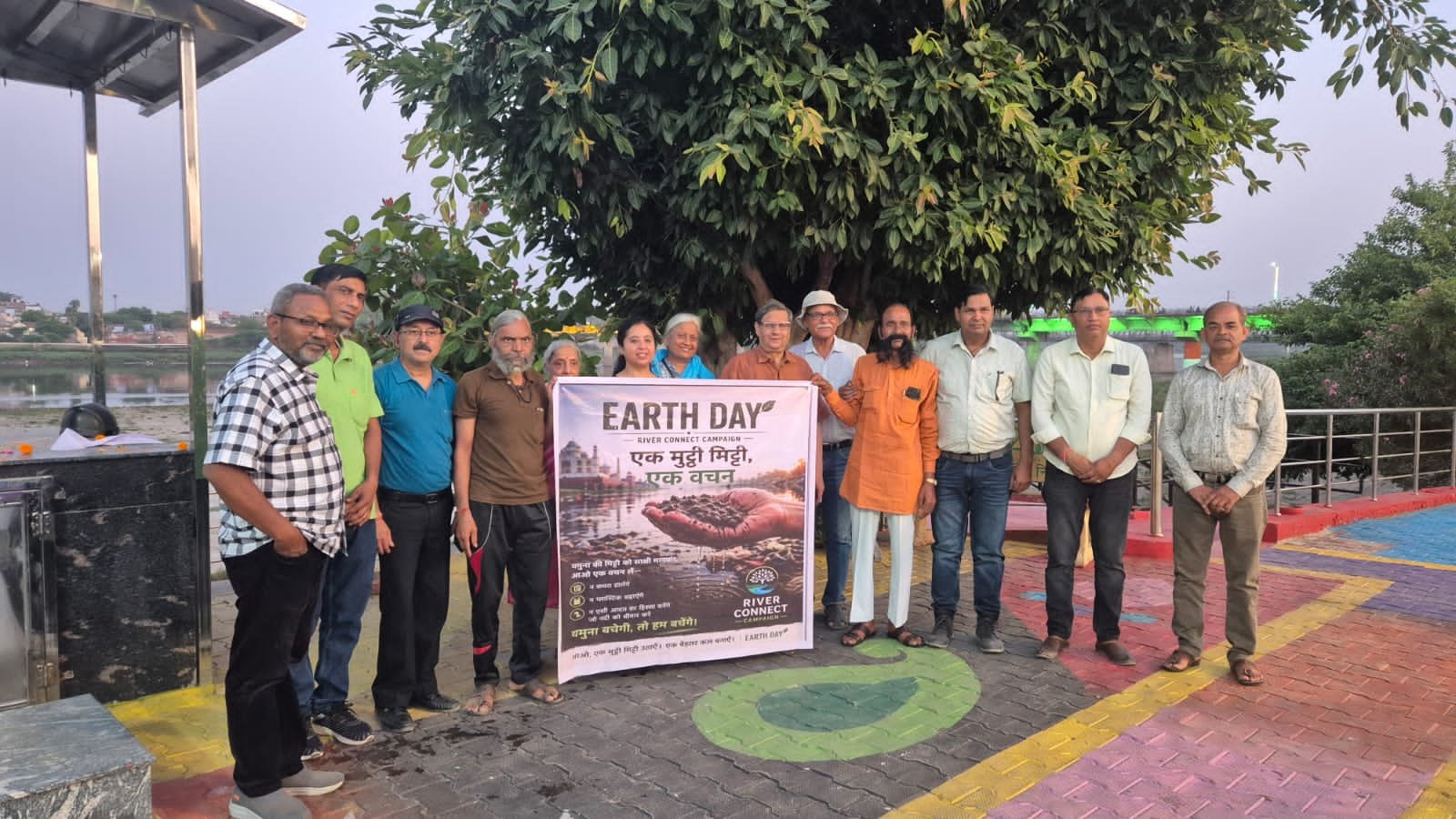 Volunteers and citizens gathered at Yamuna Aarti Ghat in Agra during Earth Day, participating in the “One Handful of Soil, One Promise” campaign under the River Connect initiative, taking a pledge for river conservation, plastic-free living, and environmental protection along the Yamuna riverbank.