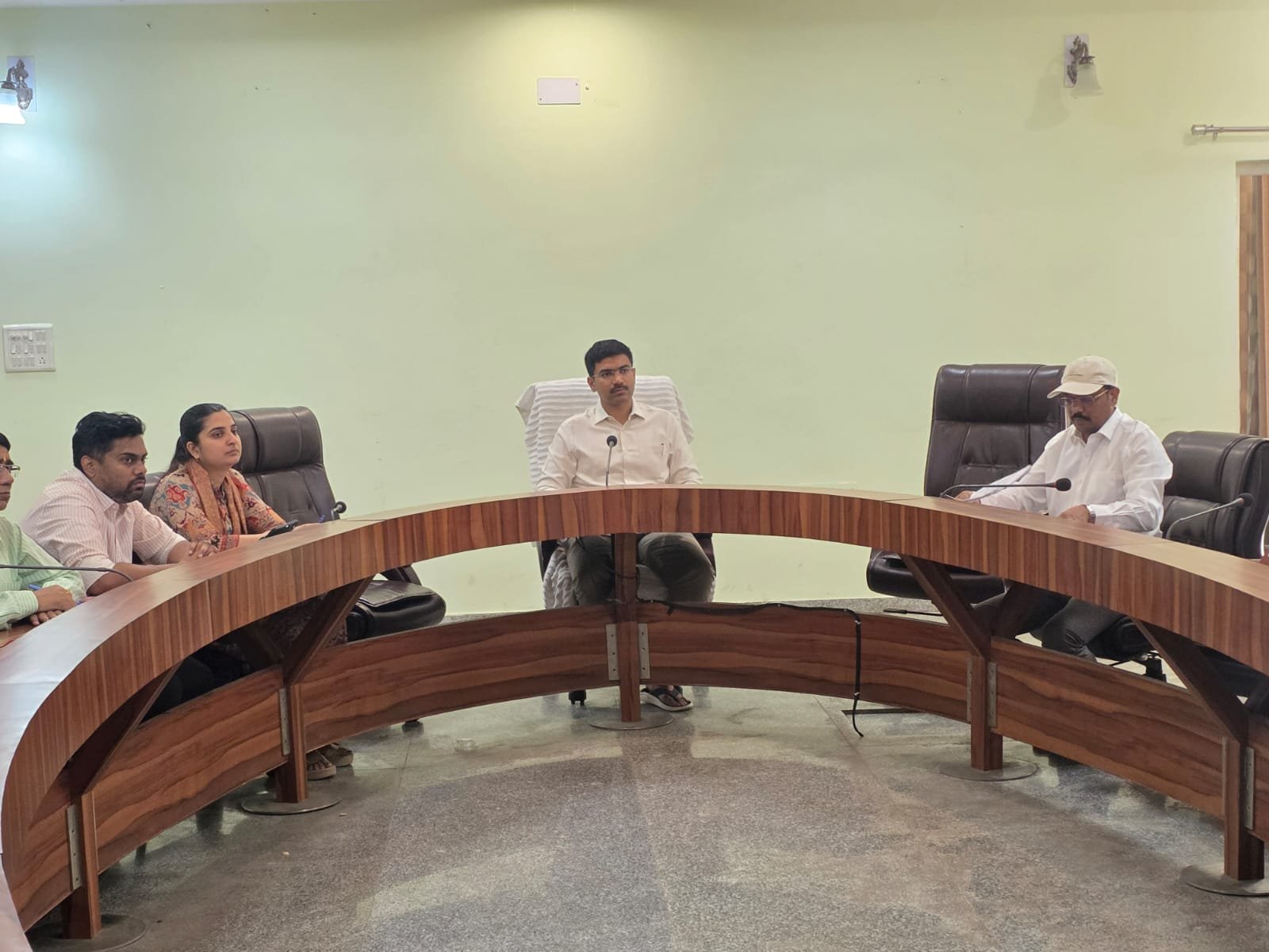 District Magistrate reviewing Farmer ID registration progress in a meeting at Circuit House, Agra.