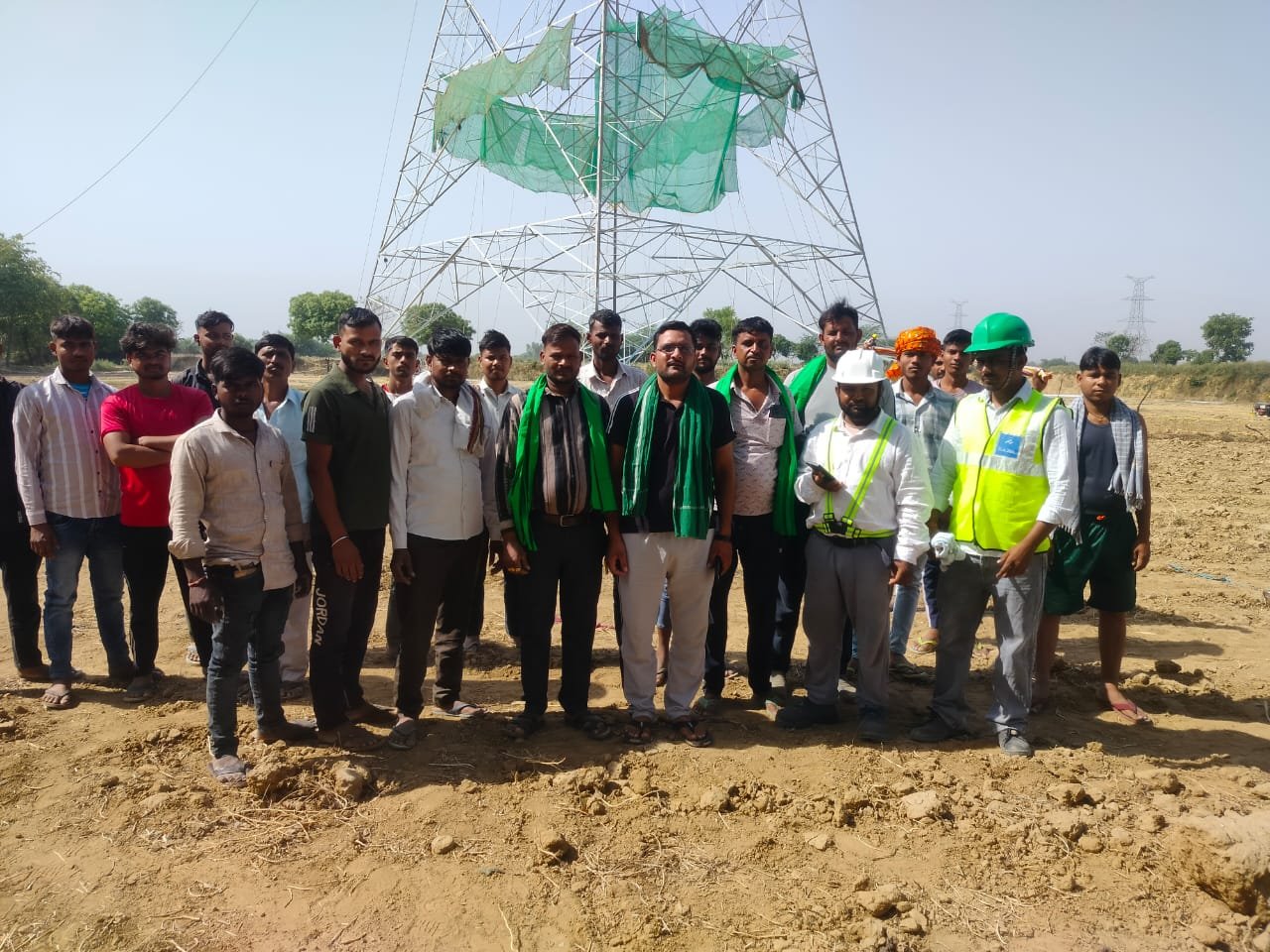 Farmers protesting against high tension pole installation without compensation in Fatehabad Agra
