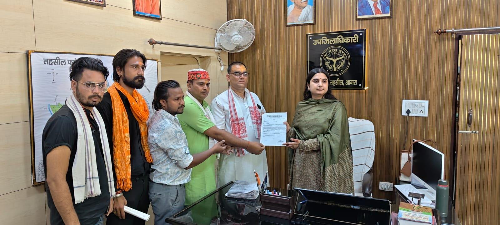 Cow protection supporters in Fatehabad submitting a memorandum to the Sub-Divisional Magistrate demanding national status for cow and stronger protection laws.