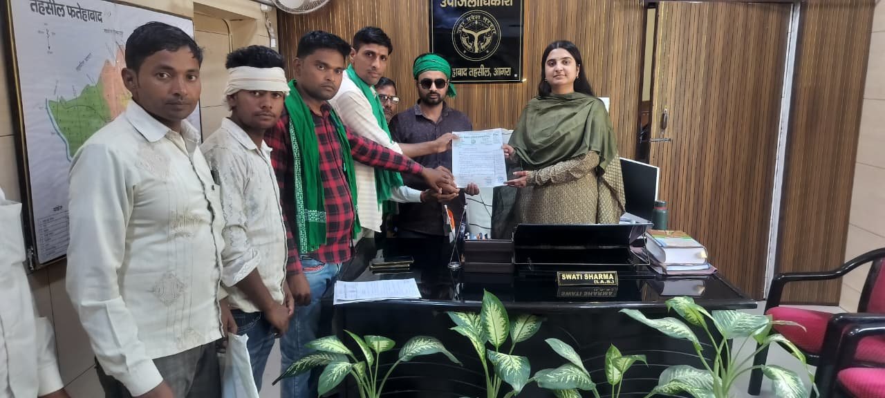 Bharatiya Kisan Union leaders submitting a memorandum to SDM in Fatehabad regarding illegal drain encroachment and rising cow smuggling cases.