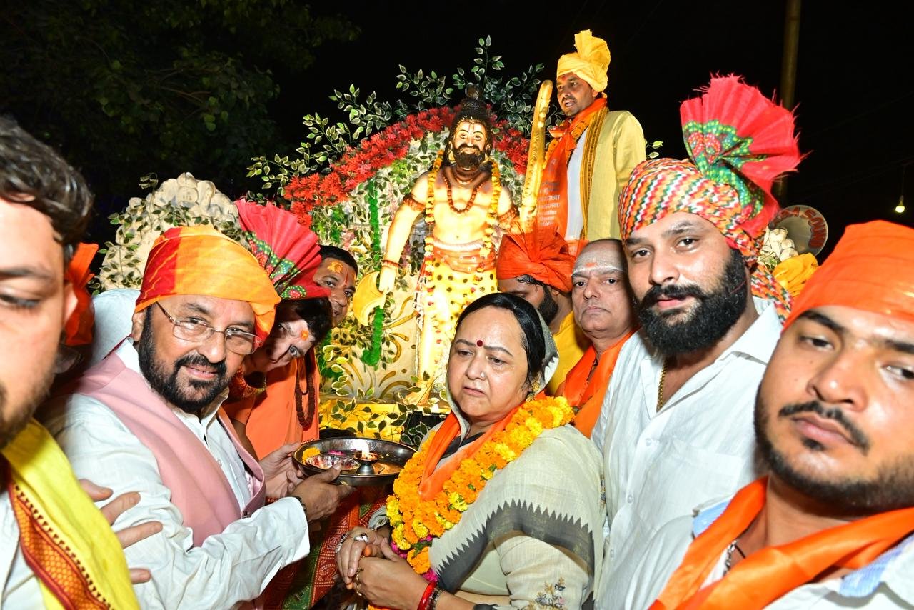 Higher Education Minister Yogendra Upadhyay and former MP Seema Upadhyay attending Bhagwan Parshuram Shobhayatra in Agra