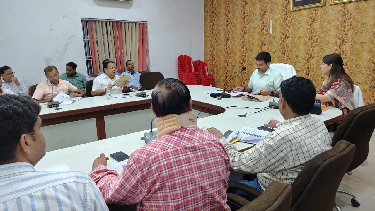 District Magistrate Manish Bansal chairing CM Dashboard review meeting at Collectorate Auditorium, Agra, with officials reviewing government schemes