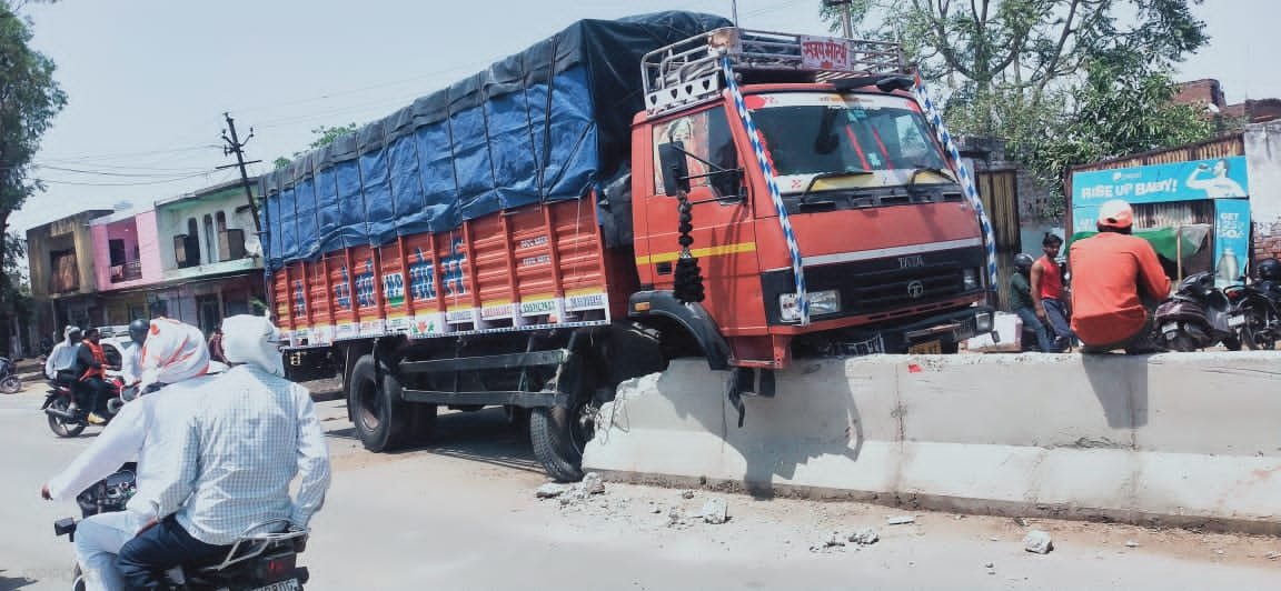 Road accident at Avanti Bai Chowk Fatehabad where a bus carrying wedding guests collided with a divider injuring six people, and a canter truck also crashed after hitting a stray cow