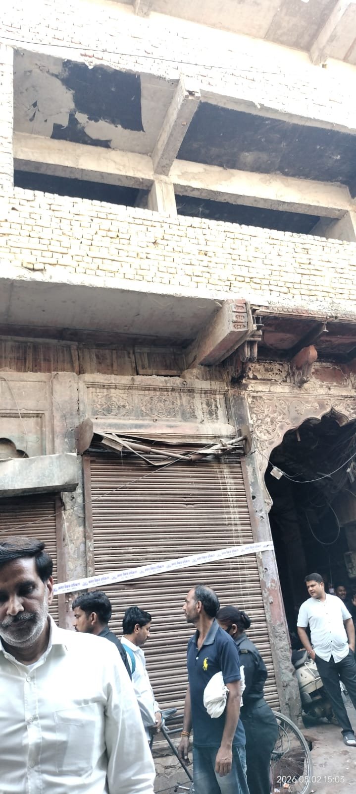 Building sealed by Agra Development Authority due to construction without approved map in Kinari Bazar area