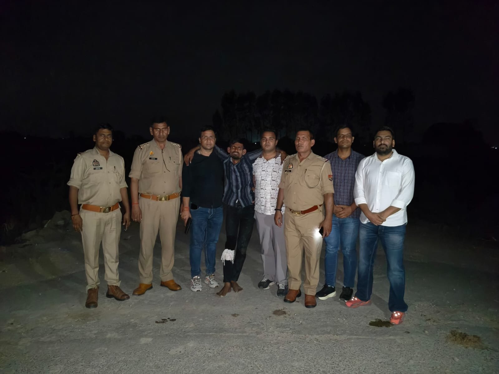 Police taking injured accused after encounter in Fatehpur Sikri student case in Agra