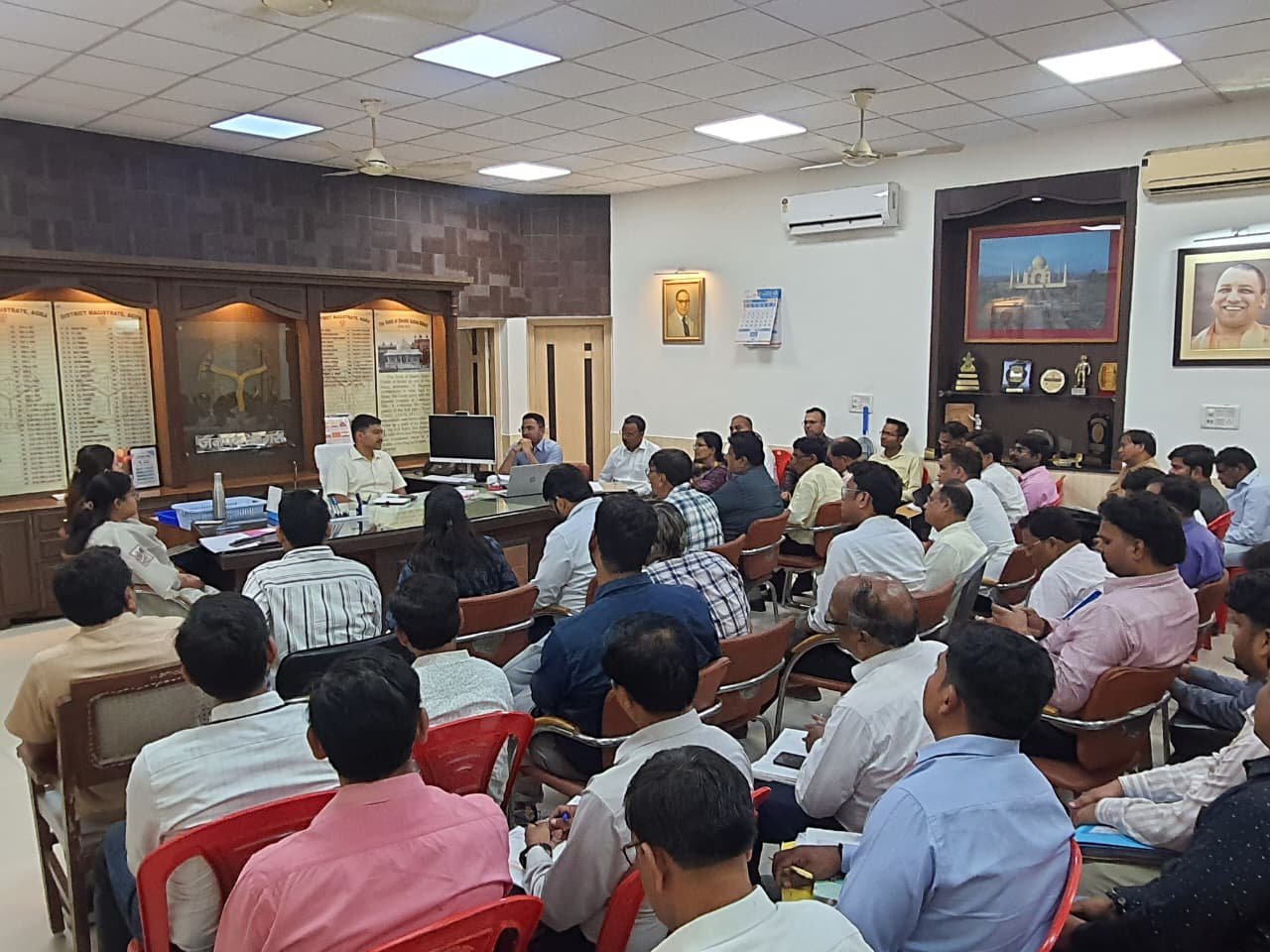 District Magistrate Manish Bansal chairing review meeting on tree plantation 2026, environmental protection, and Uttangan River restoration in Agra