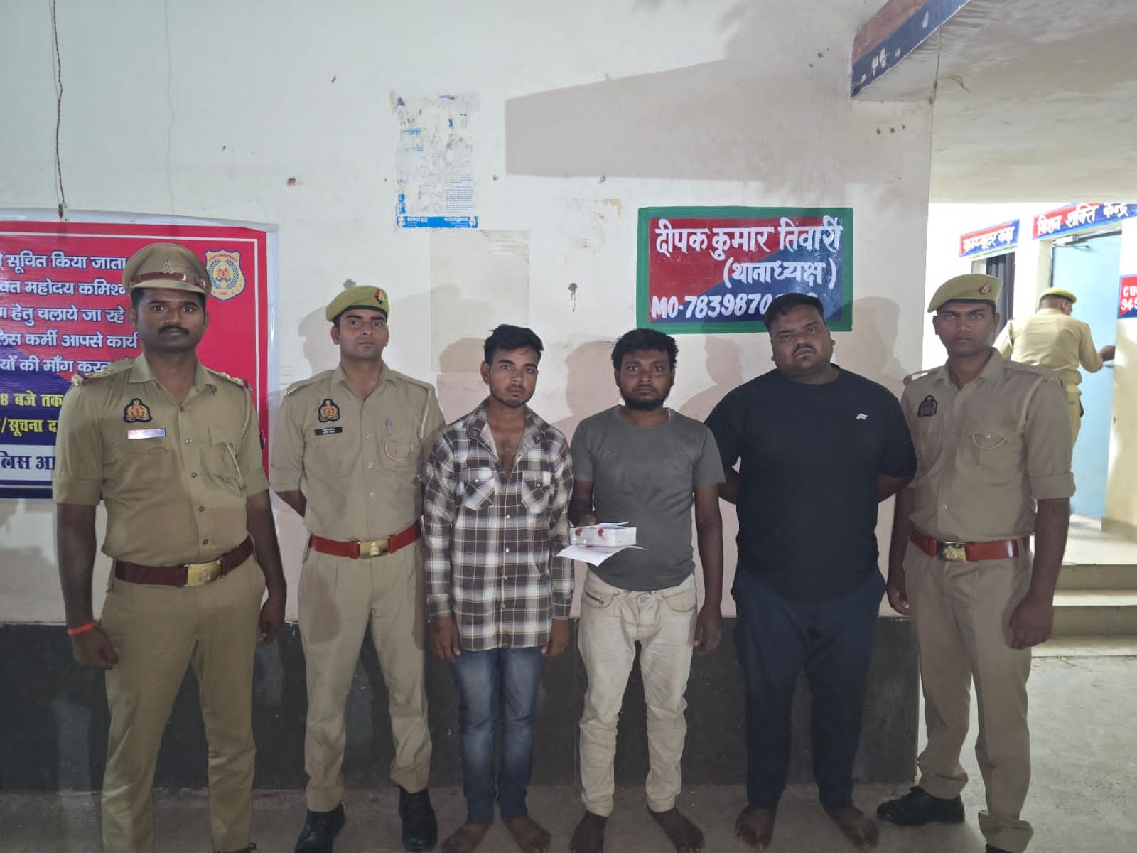 Bamorali Katara police arresting three gamblers during raid in Fatehabad area and recovering cash of 2550 rupees and playing cards from a field near Nawameel-Bijhamai road