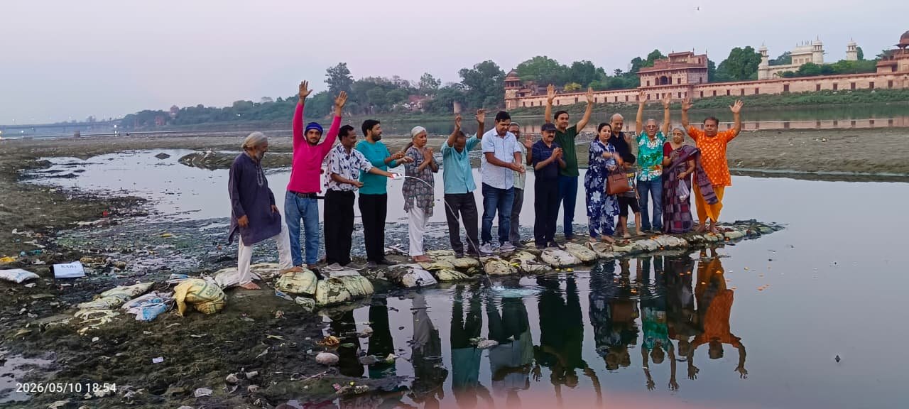 Devotees offering milk and taking Yamuna conservation pledge during River Connect Campaign at Yamuna Aarti site in Agra on Mothers Day