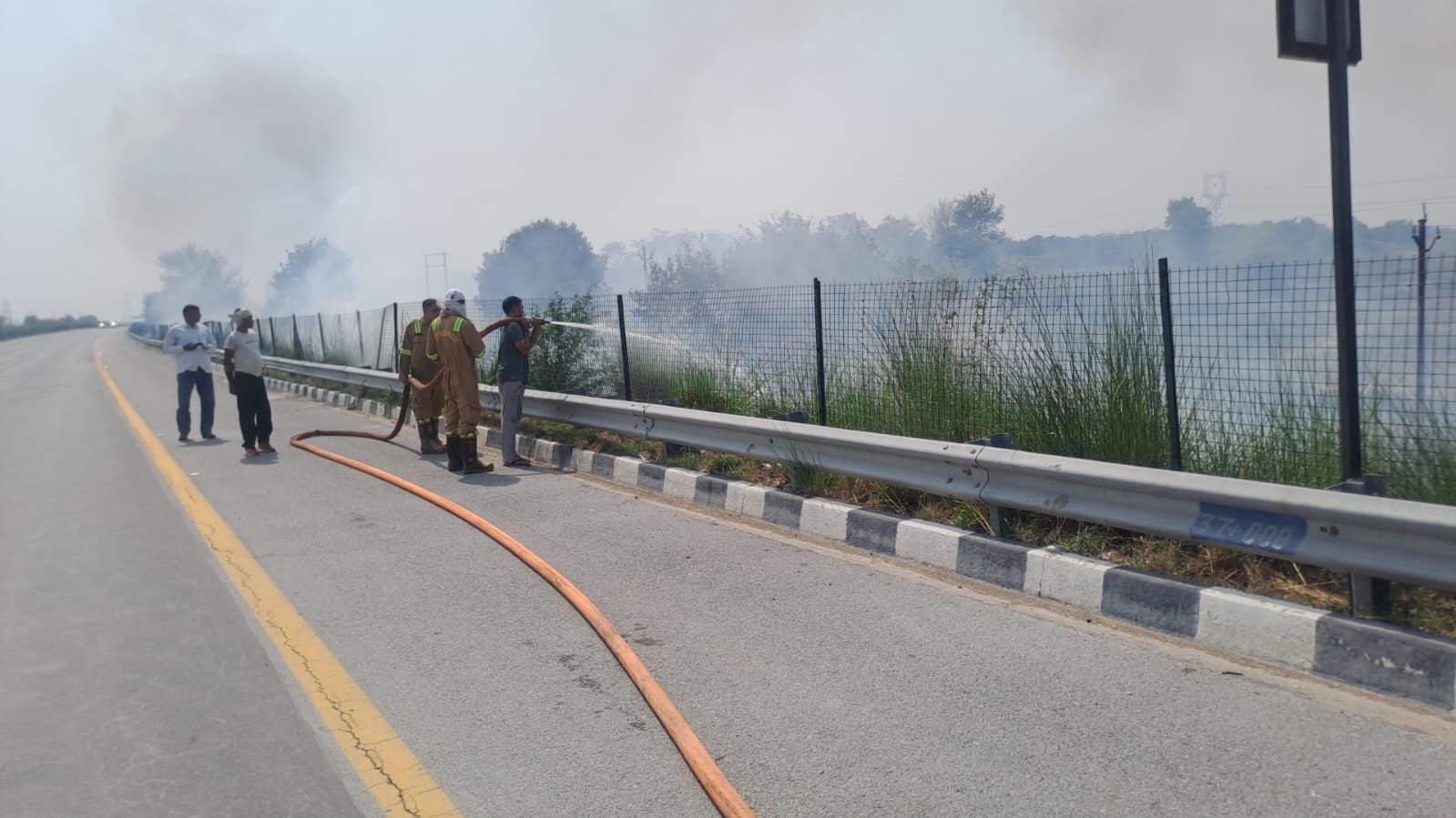 Massive forest fire near Agra-Lucknow Expressway in Fatehabad as firefighters and police teams work to control flames spreading through dry vegetation.
