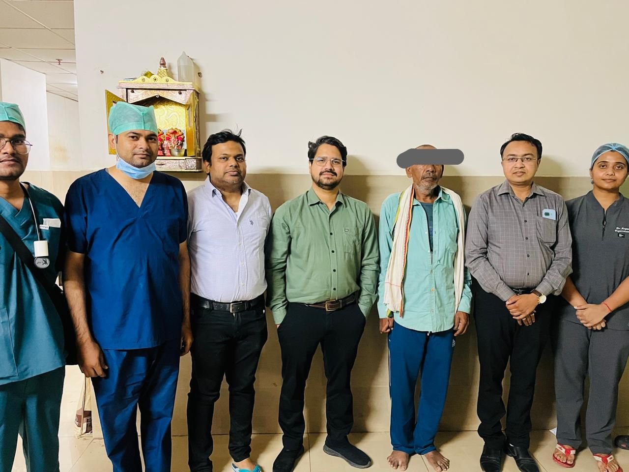 Doctors performing high-risk retroperitoneal sarcoma surgery involving kidney and major blood vessels