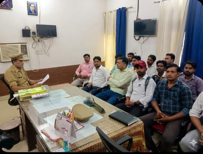 Inspector Crime Purushottam Pal addressing Jan Seva Kendra operators during cyber crime awareness meeting in Fatehabad